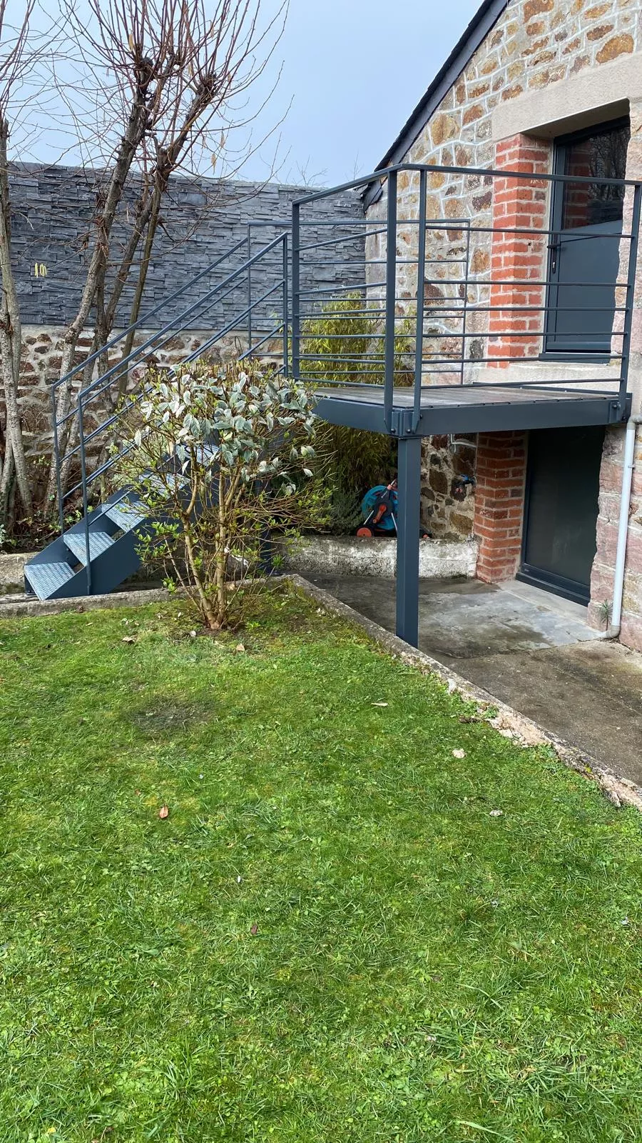 Escalier extérieur avec accès et terrasse d’entrée